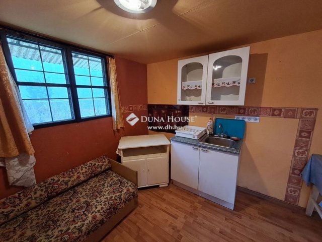 Eladó családi ház, Csemőn 6.9 M Ft, 1 szobás