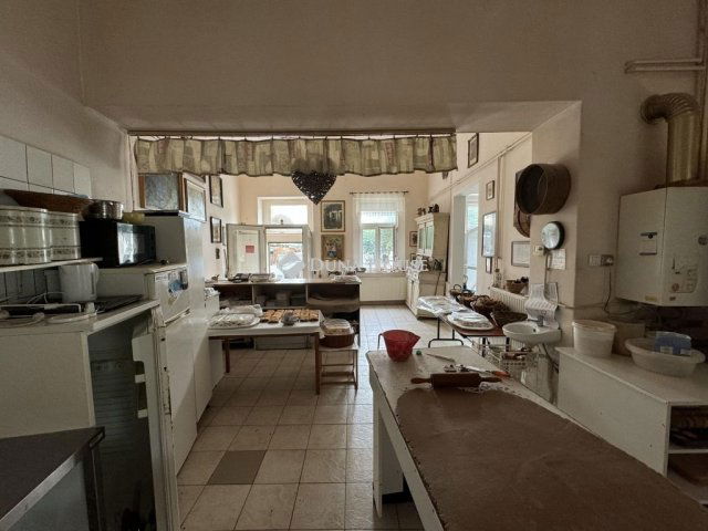 Eladó üzlethelyiség, Kecskeméten 129.99 M Ft