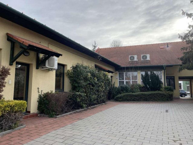 Eladó családi ház, Tatán 165 M Ft, 5 szobás