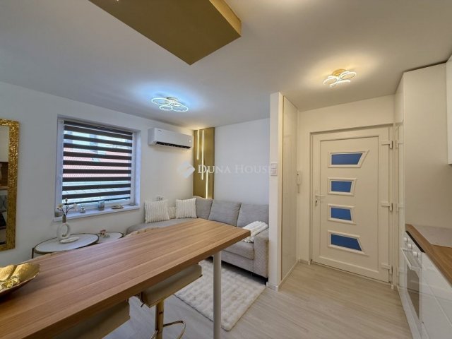 Eladó téglalakás, Budapesten, VI. kerületben 55 M Ft, 2 szobás
