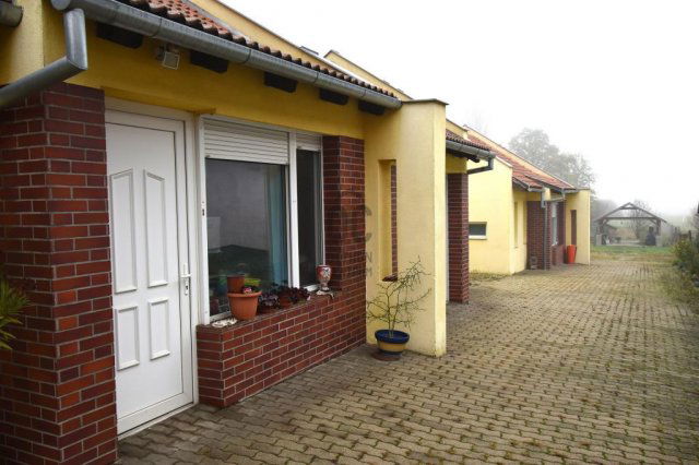 Eladó családi ház, Zalakaroson 99 M Ft, 10 szobás