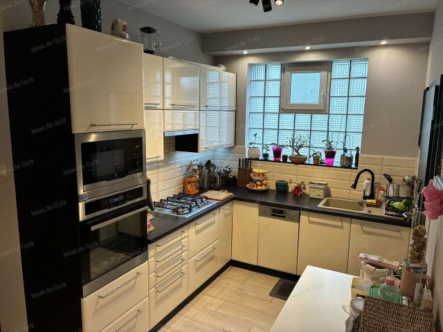 Eladó téglalakás, Győrött 98.9 M Ft, 3 szobás