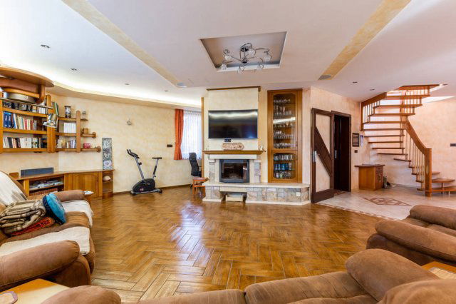 Eladó családi ház, Kistarcsán 329 M Ft, 5+2 szobás