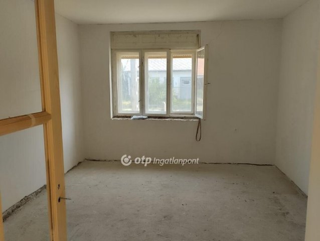 Eladó családi ház, Alapon 21 M Ft, 2 szobás
