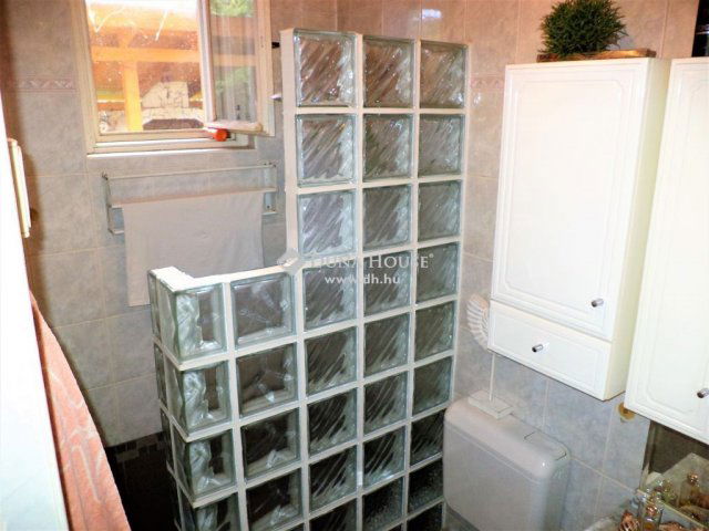 Eladó családi ház, Sukorón 96.25 M Ft, 5 szobás