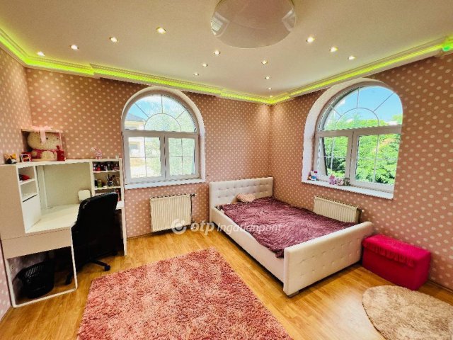 Eladó családi ház, Budapesten, XVI. kerületben 236 M Ft