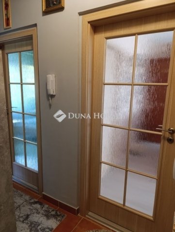 Eladó panellakás, Pécsett 63.5 M Ft, 3 szobás