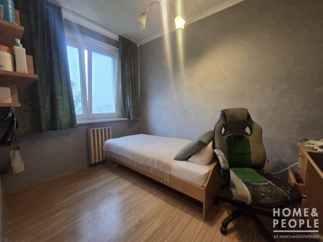 Eladó téglalakás, Szegeden 63.999 M Ft, 4 szobás
