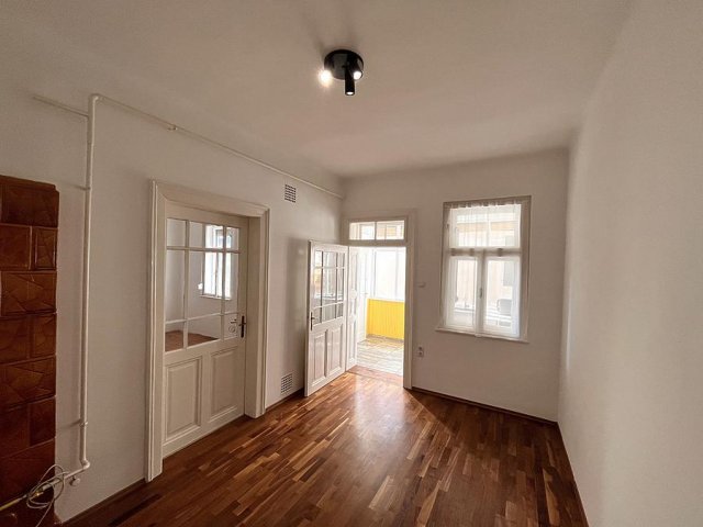 Eladó családi ház, Budapesten, III. kerületben 69.9 M Ft