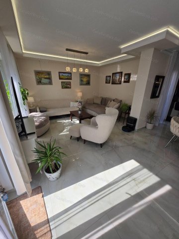 Eladó családi ház, Győrött 215 M Ft, 2 szobás