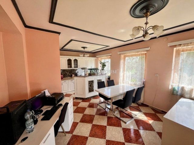 Eladó családi ház, Pécsett 65 M Ft, 6 szobás