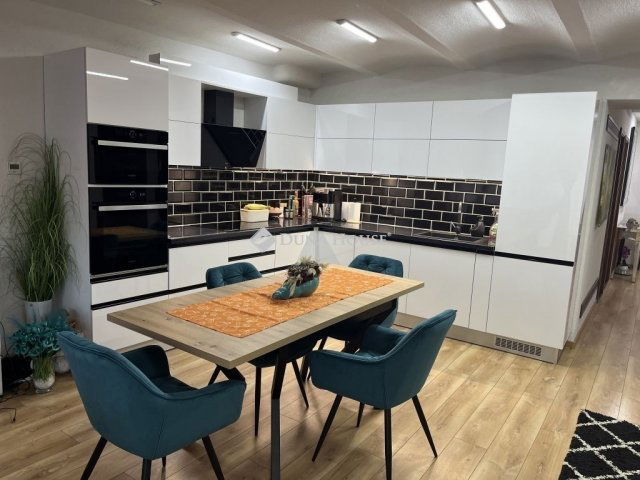 Eladó téglalakás, Kecskeméten 111.9 M Ft, 3 szobás