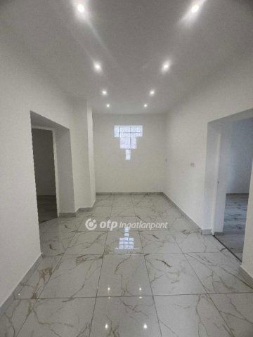 Eladó családi ház, Újszászon 24.9 M Ft, 2 szobás