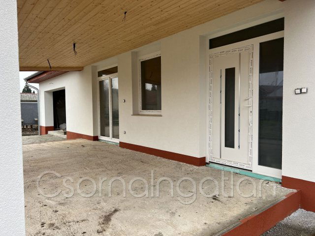 Eladó családi ház, Veszkényen 95 M Ft, 4 szobás