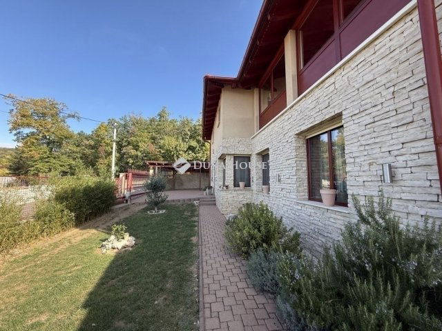 Eladó családi ház, Pécsett 289 M Ft, 4 szobás