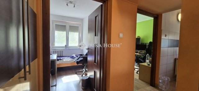 Eladó panellakás, Székesfehérvárott 49.99 M Ft, 3 szobás