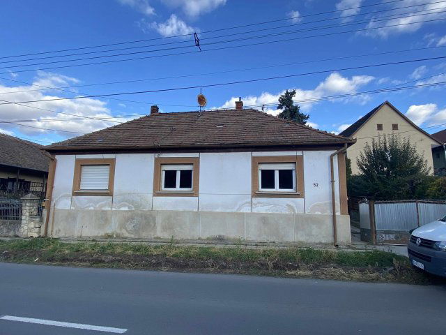 Eladó családi ház, Komlón, Fő utcában 24.9 M Ft, 4 szobás