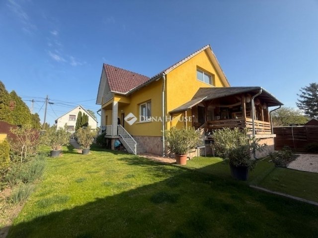 Eladó családi ház, Vecsésen 129.9 M Ft, 4 szobás