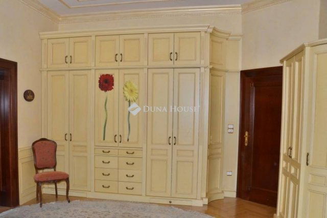 Eladó családi ház, Szombathelyen 298 M Ft, 10 szobás