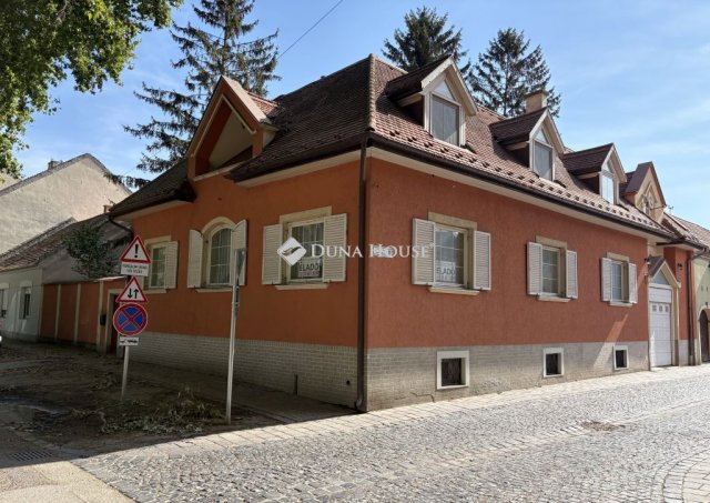 Eladó családi ház, Esztergomban 199.9 M Ft, 6 szobás