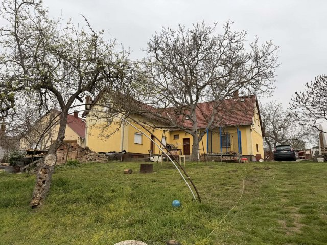 Eladó családi ház, Vérteskethelyen 64.5 M Ft, 6 szobás