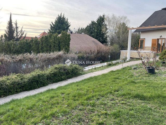 Eladó családi ház, Telkin 420 M Ft, 7 szobás