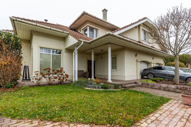 Eladó ikerház, Nagytarcsán 179.9 M Ft, 6 szobás