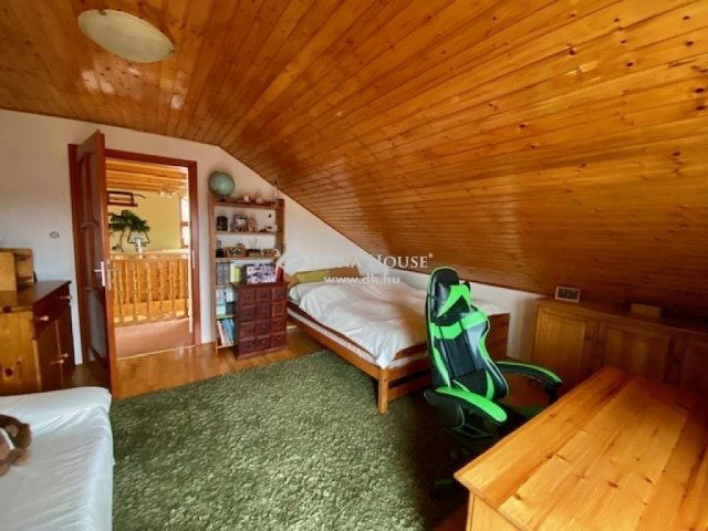 Eladó családi ház, Pécsett 250 M Ft, 9 szobás