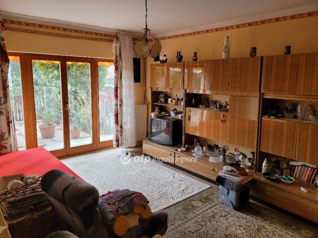 Eladó családi ház, Pécsett 92.9 M Ft, 7 szobás