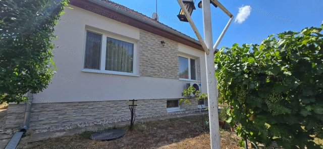 Eladó családi ház, Cegléden 82 M Ft, 4 szobás