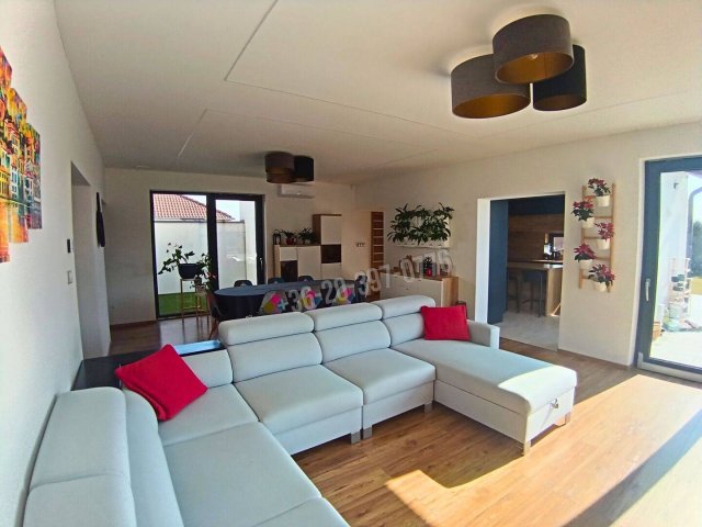 Eladó családi ház, Győrújbaráton 190 M Ft, 6 szobás