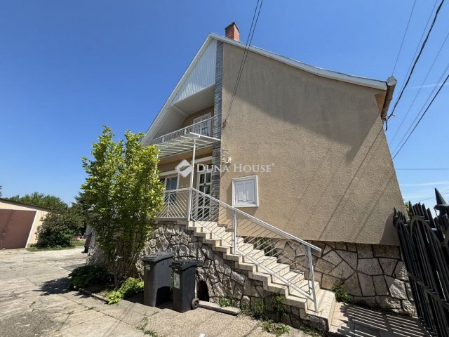Eladó családi ház, Kecskéden 109 M Ft, 8 szobás