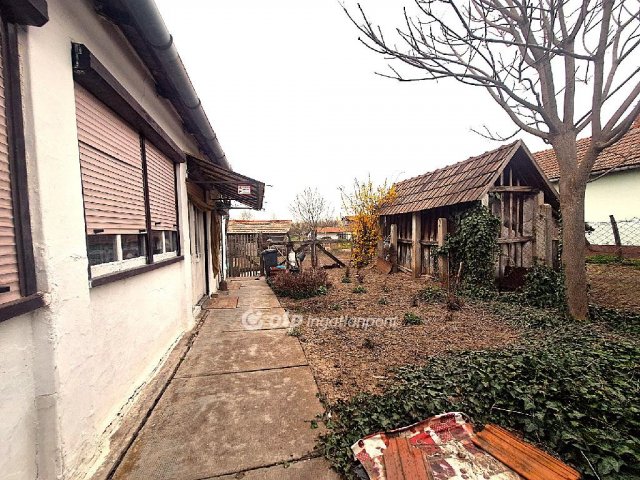 Eladó családi ház, Okányon 5.2 M Ft, 2 szobás