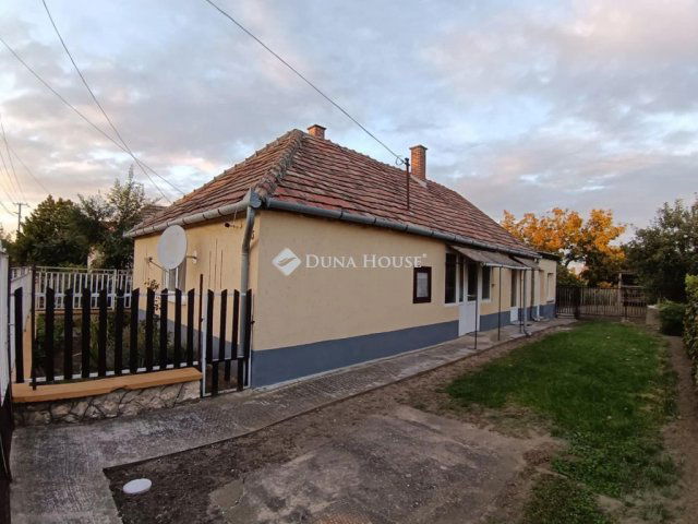 Eladó családi ház, Bakonyszombathelyen 22.5 M Ft, 3 szobás