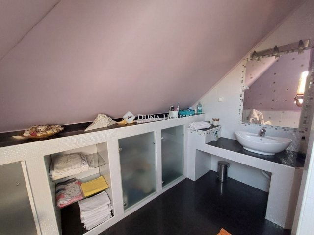 Eladó téglalakás, Baján 99.99 M Ft, 7 szobás