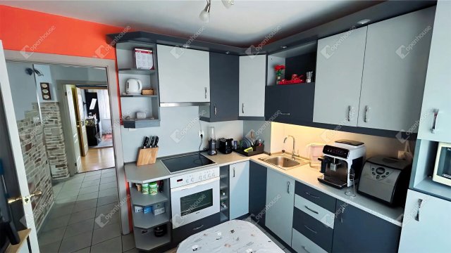 Eladó panellakás, Székesfehérvárott 59.9 M Ft, 4 szobás