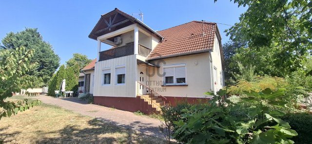 Eladó családi ház, Balatonkenesén 120 M Ft, 7 szobás