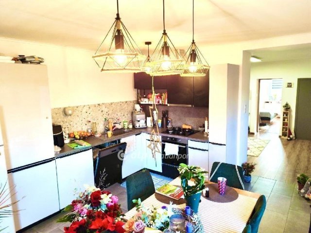 Eladó ikerház, Ajkán 65 M Ft, 2 szobás / költözzbe.hu