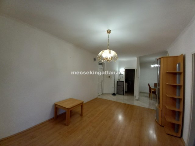 Kiadó téglalakás, albérlet, Pécsett 180 E Ft / hó, 2 szobás