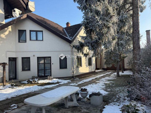 Eladó családi ház, Gyöngyösön 99.99 M Ft, 6+1 szobás