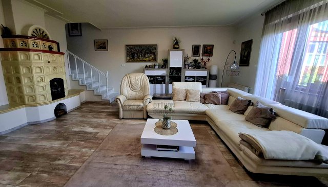 Eladó családi ház, Pécsett 199.99 M Ft, 8 szobás