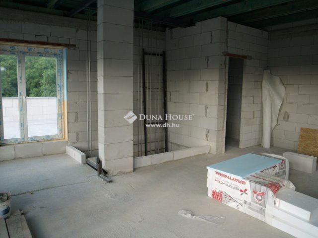 Eladó családi ház, Pécelen 210 M Ft, 4 szobás