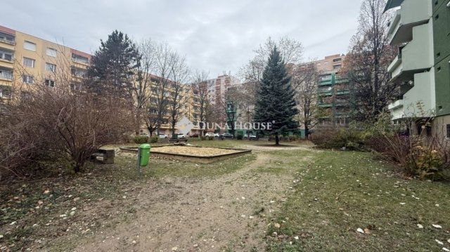 Eladó panellakás, Szombathelyen 49.9 M Ft, 3 szobás