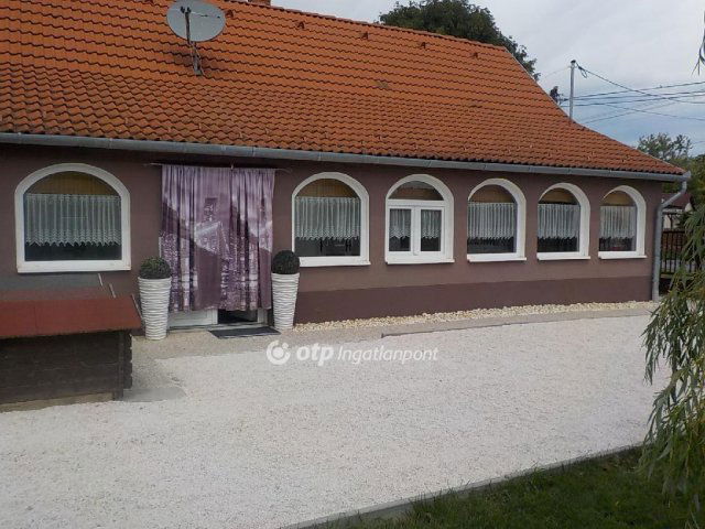 Eladó családi ház, Büssün 85.334 M Ft, 2+1 szobás