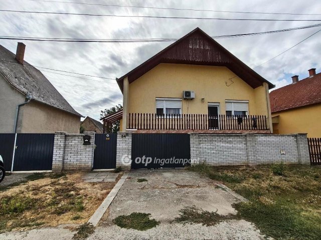 Eladó családi ház, Decsen 52 M Ft, 2+2 szobás