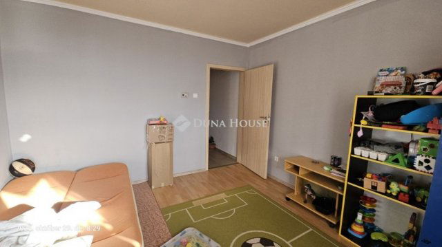 Eladó téglalakás, Nyíregyházán 50 M Ft, 4 szobás