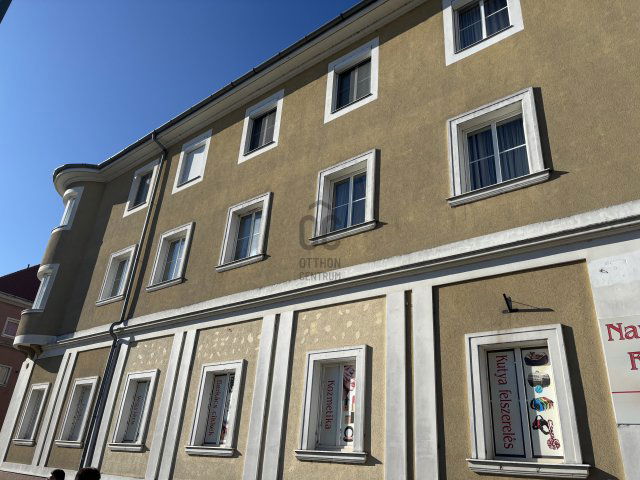 Eladó téglalakás, Várpalotán, Szabadság téren 65 M Ft