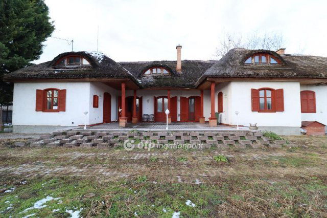 Eladó családi ház, Tasson 55 M Ft, 4 szobás