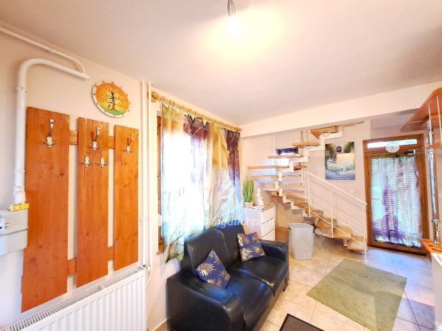 Eladó családi ház, Szolnokon 95 M Ft, 9 szobás