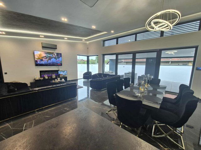 Eladó családi ház, Pécsett, Kakukk utcában 215 M Ft, 3 szobás